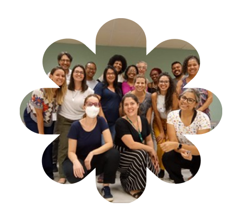 Imagem de pessoas reunidas que fazem parte da ONG